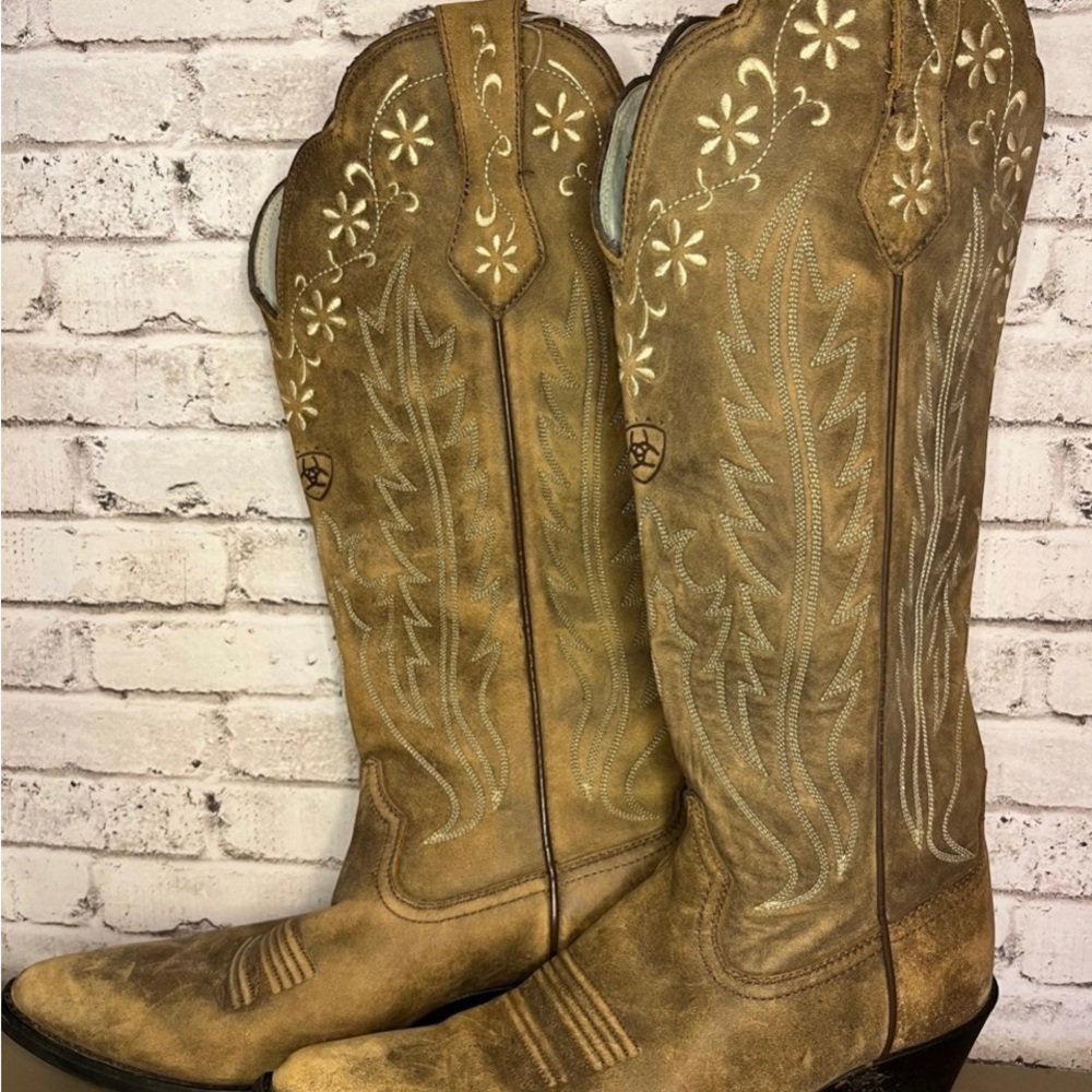 Close out offering to you.  !!! Ariat Heritage tall boots  with flowers New